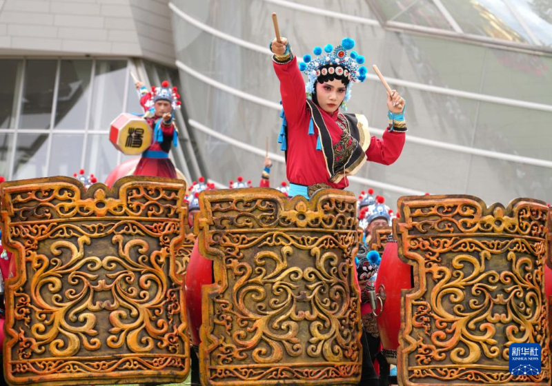 中国“神木鼓韵”响彻巴黎风情园